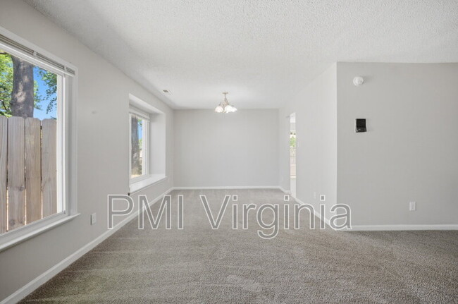 Building Photo - 901 Vincent Ct