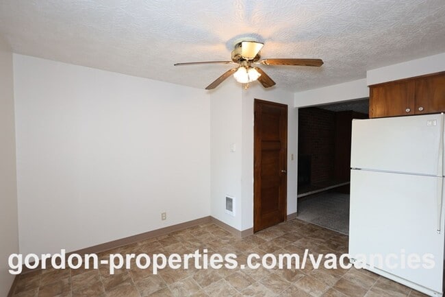 Building Photo - SE Cedar Ave - Single level 2 bedroom unit in duplex