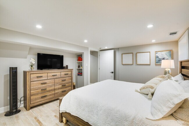 Building Photo - 6242 N Kenmore Ave