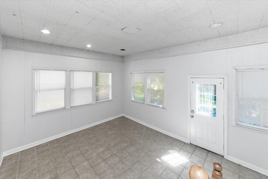 Building Photo - 8943 Ewing Ave