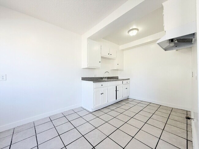 Building Photo - 1017 W 95th St