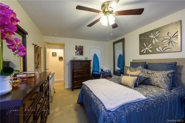 Building Photo - 5 Sadore Ln
