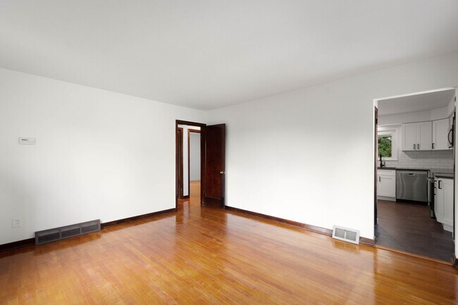 Building Photo - MOVE IN TODAY! DON'T MISS THIS NEWLY RENOV...