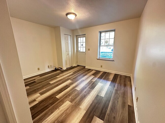 Building Photo - Spacious & Updated 2-Bedroom Apartment