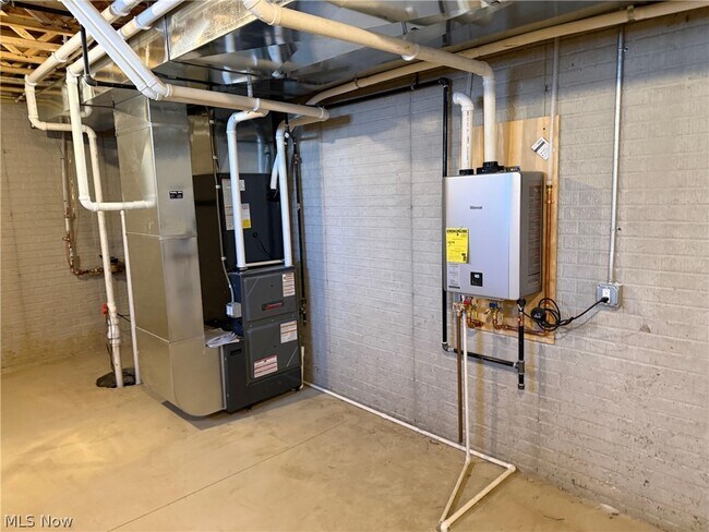 Building Photo - 3940 Ellendale Rd