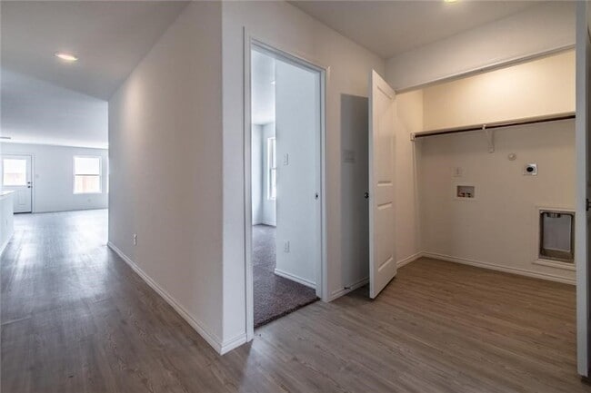 Building Photo - 2302 Medusa Dr