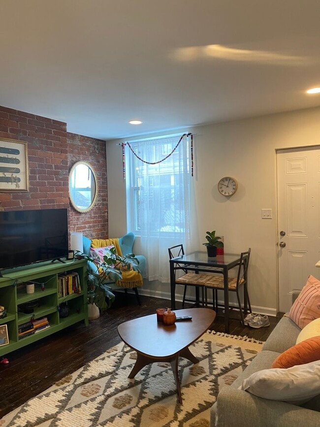 Building Photo - 2 BEDROOM IN THE SOUTHSIDE SLOPES- Available August 5!