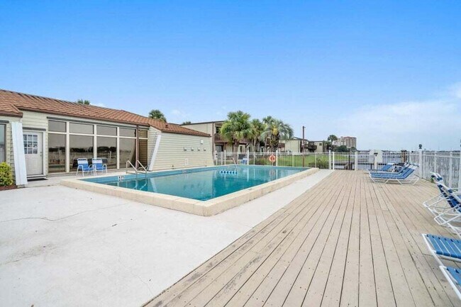 Building Photo - 308 Miracle Strip Pkwy SW