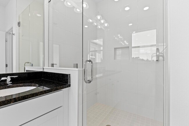 Building Photo - 4404 Longwood Lk Sq