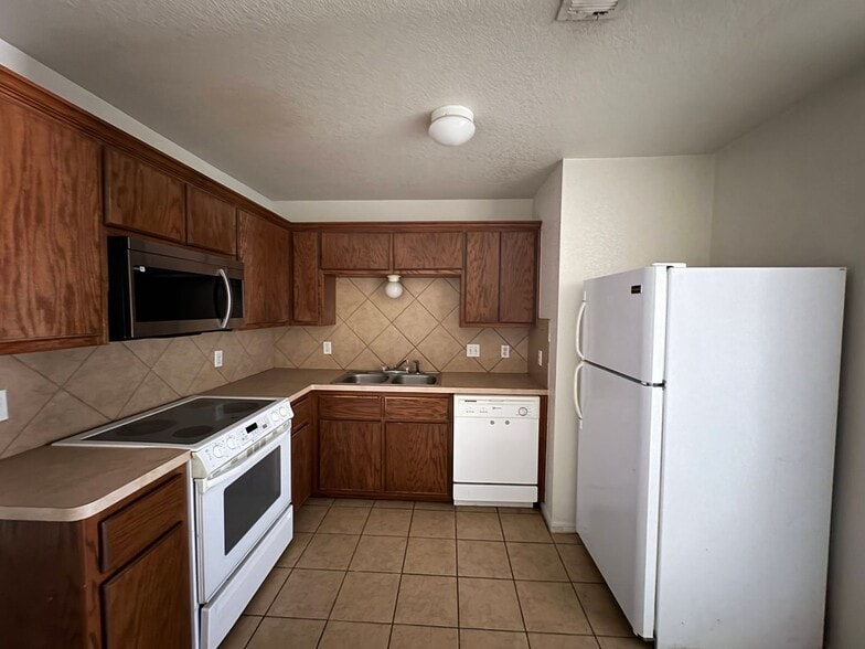 Building Photo - 206 Veterans Ave