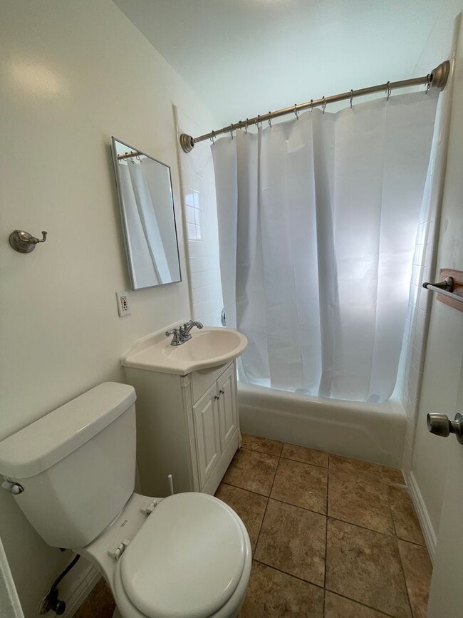 Building Photo - One Bedroom Southside Apartment with Garage!