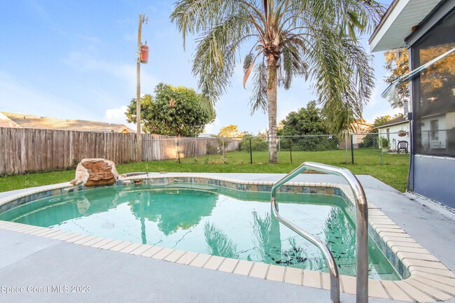 Building Photo - 977 Beacon St NW