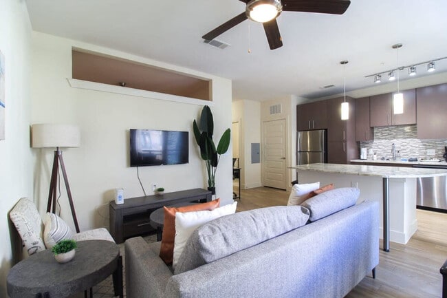 Building Photo - 1957 Fountain View Dr