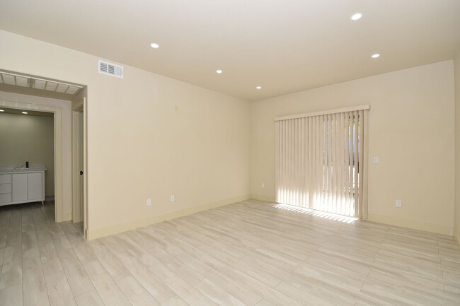 Building Photo - Modern 1-Bedroom Condo in Coronado Palms!