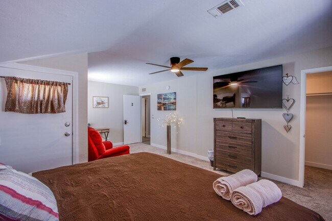 Building Photo - Spacious, Stylish, and Fully Furnished – L...