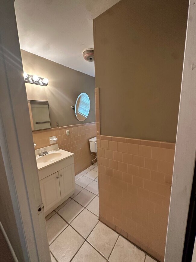 Building Photo - 2 Bedroom, 1 Bath House In Outskirts of Co...