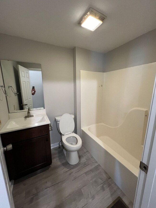 Building Photo - Newly Remodeled 2 Bed 1 Bath Home in Downt...