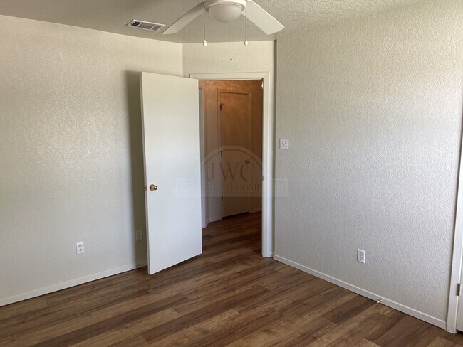 Building Photo - 621 Deloris Dr