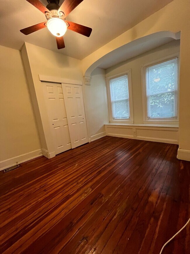 Building Photo - ???Spacious 4 Bedroom 1.5 Bath house locat...