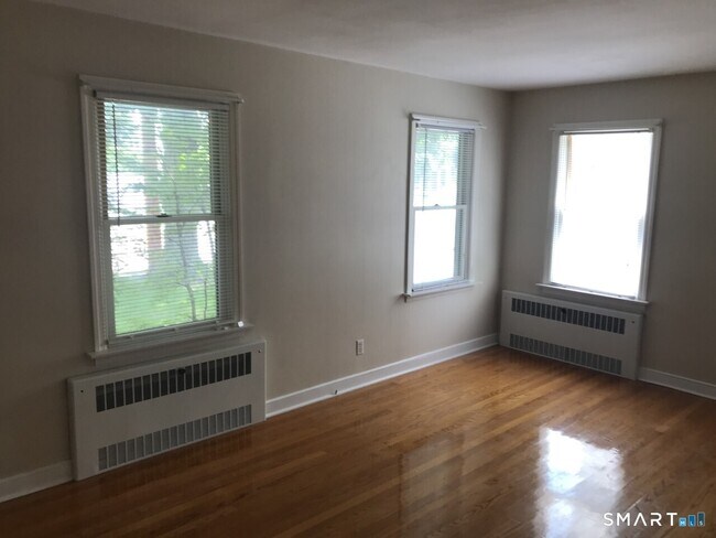 Building Photo - 720 Knapps Hwy