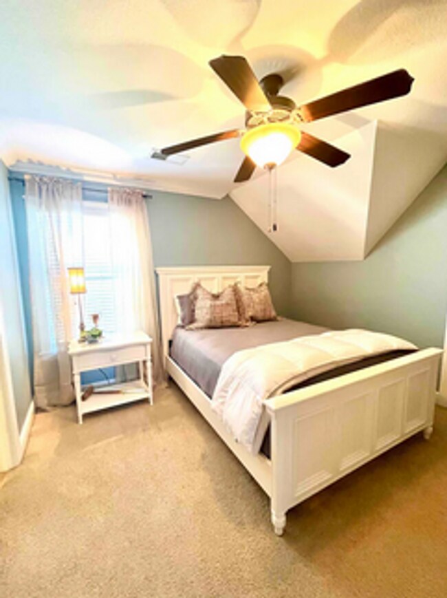 Building Photo - 3 bed/3 bath Furnished/Unfurnished