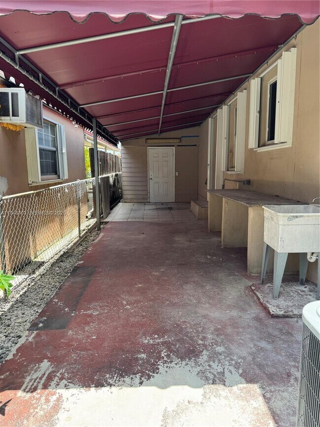 Building Photo - 630 SW 62nd Ct