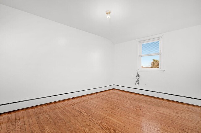 Building Photo - Charming 4-bedroom, 2-bath