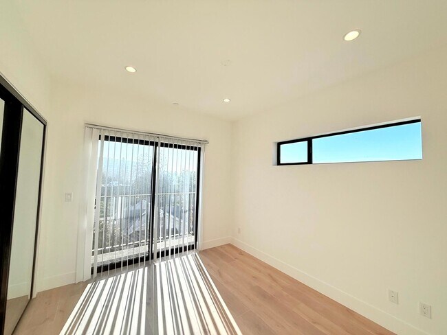 Building Photo - Beautiful Modern Luxury 4 Story Townhome - 4 bed - 3.5 bath with Rooftop Deck in Silver Lake