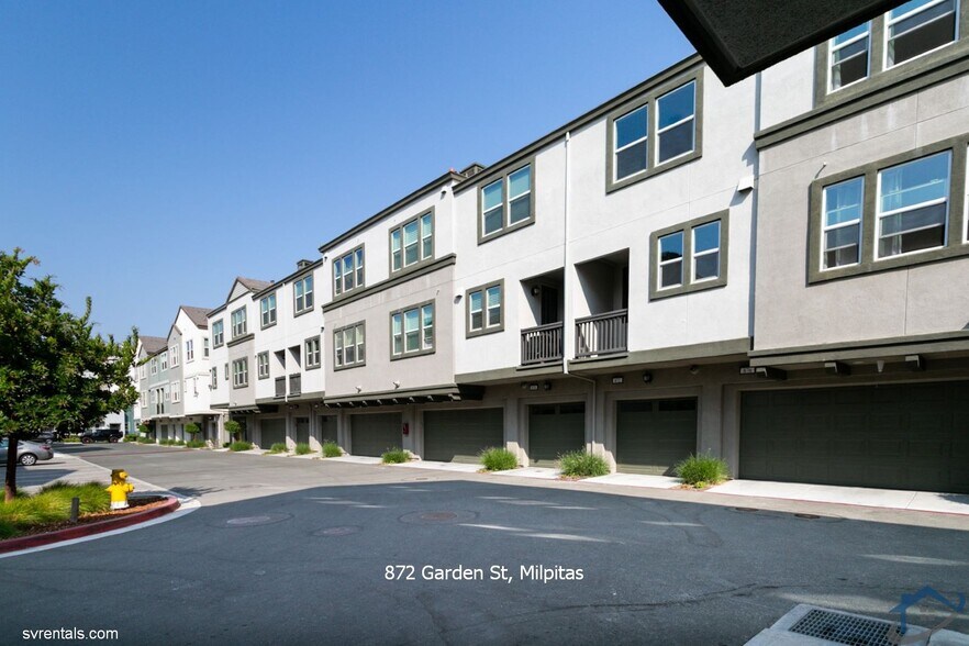 Building Photo - 872 Garden St