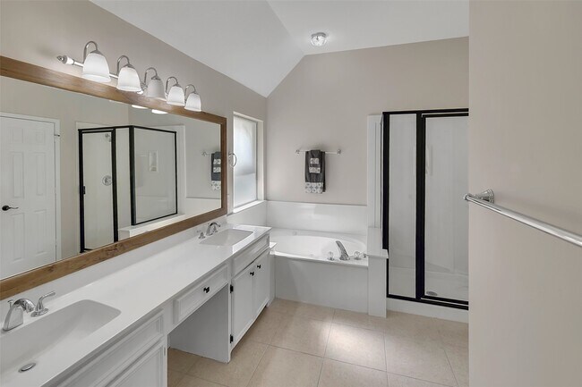 Building Photo - 3030 Hemingway Dr