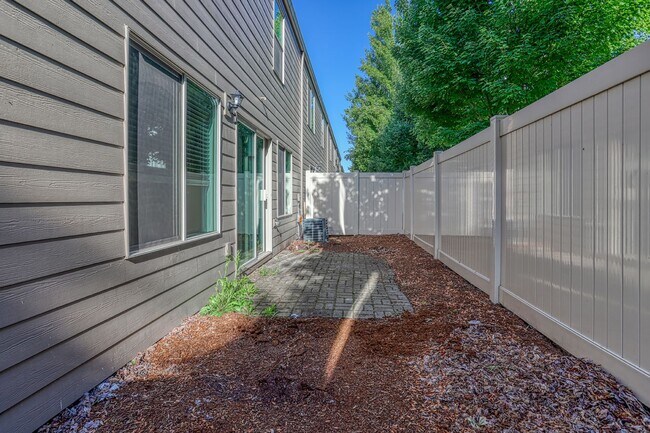 Building Photo - Centrally Located 4 Bedroom Townhome with Attached Garage & AC