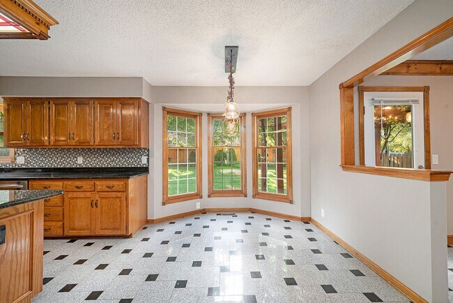 Building Photo - 4 Bed Home Premium Fixtures