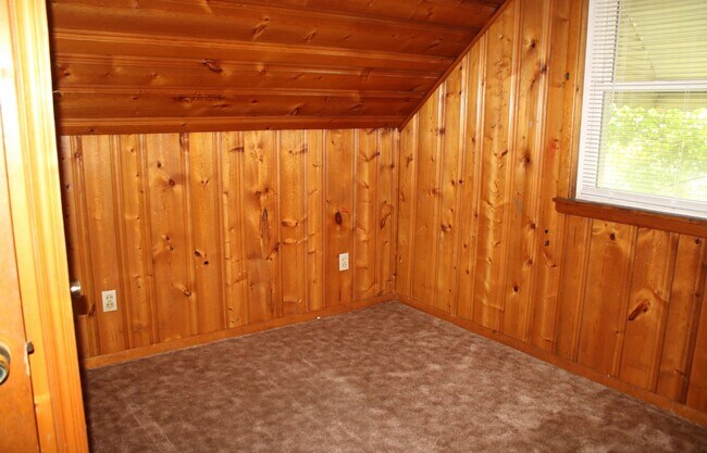 Building Photo - 4 bedroom/1 Bath Single Home!