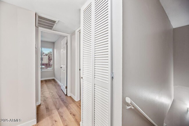 Building Photo - 5911 W Golden Ln