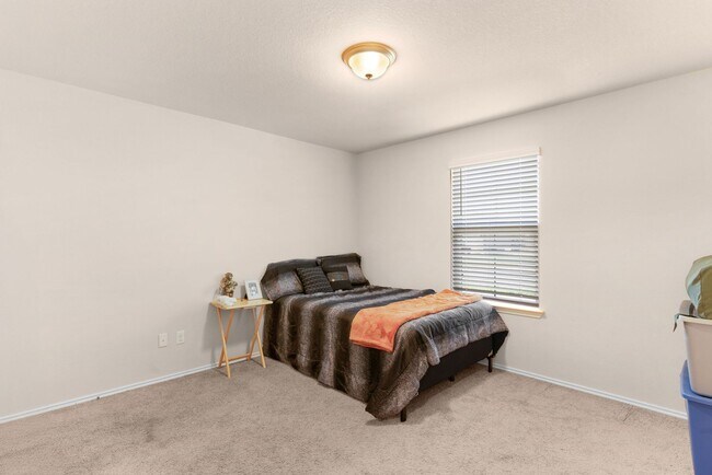 Building Photo - 4-bedroom 2-bathroom house!  Close to Fort Hood!