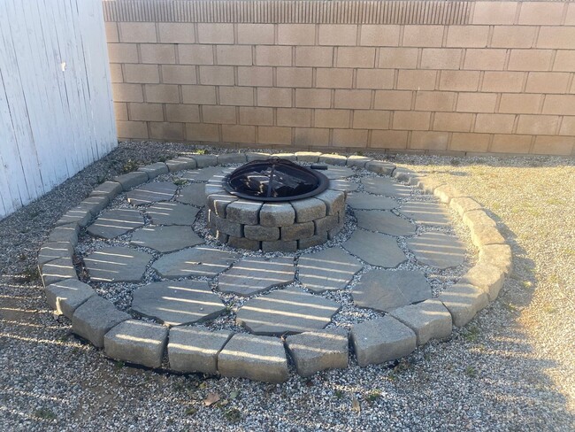 Building Photo - Quartz Hill Pool Home