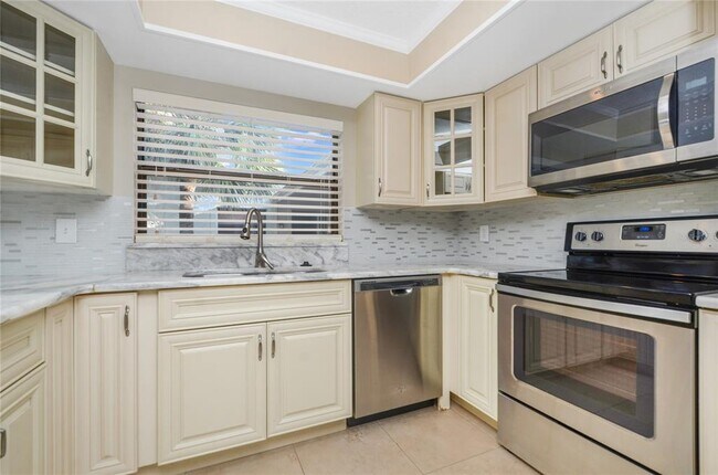Building Photo - 439 S Netherwood Cres