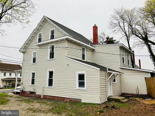Building Photo - 476 N Pearl St