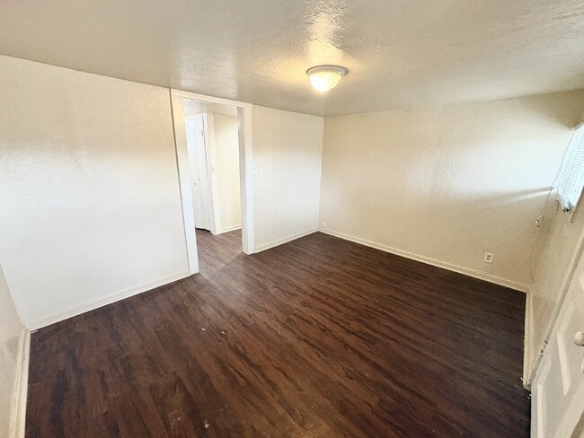 Building Photo - Quick Move-in= 1st Month 50% off rent!  Bright & Centrally Located 1-Bedroom Apartment Near Downt...