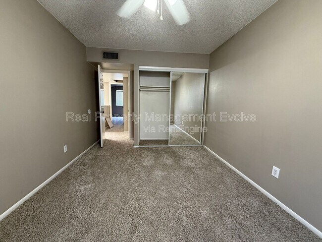 Building Photo - 815 E Grovers Ave
