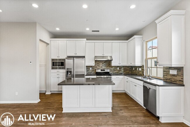Building Photo - Your Next Home Awaits – Beautiful 3-Bedroom Irvine Townhome