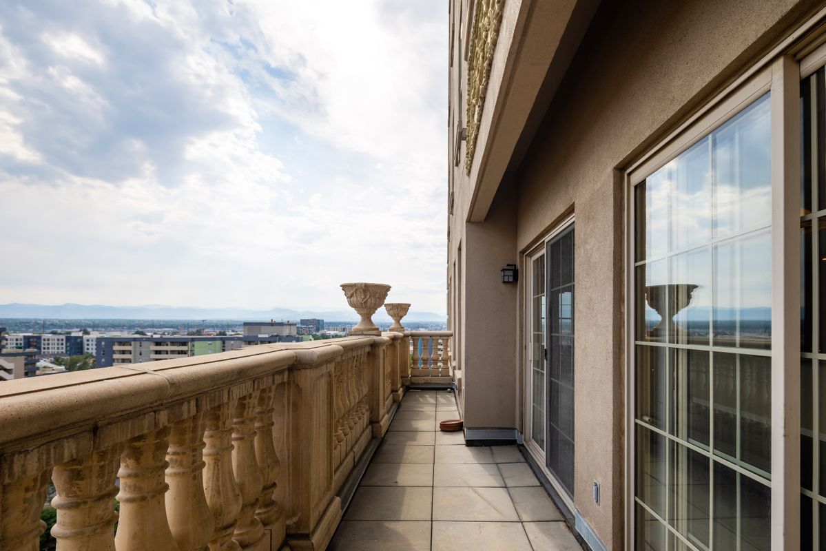 Building Photo - 475 W 12th Ave