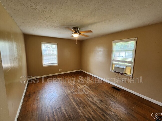 Building Photo - 427 Bernard Dr