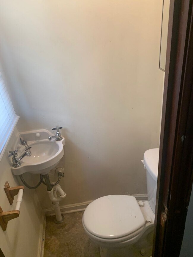 Building Photo - Beautiful Cleveland Heights 4 Bedroom Home...