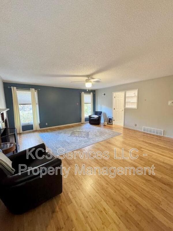 Building Photo - 615 E 101st Ter