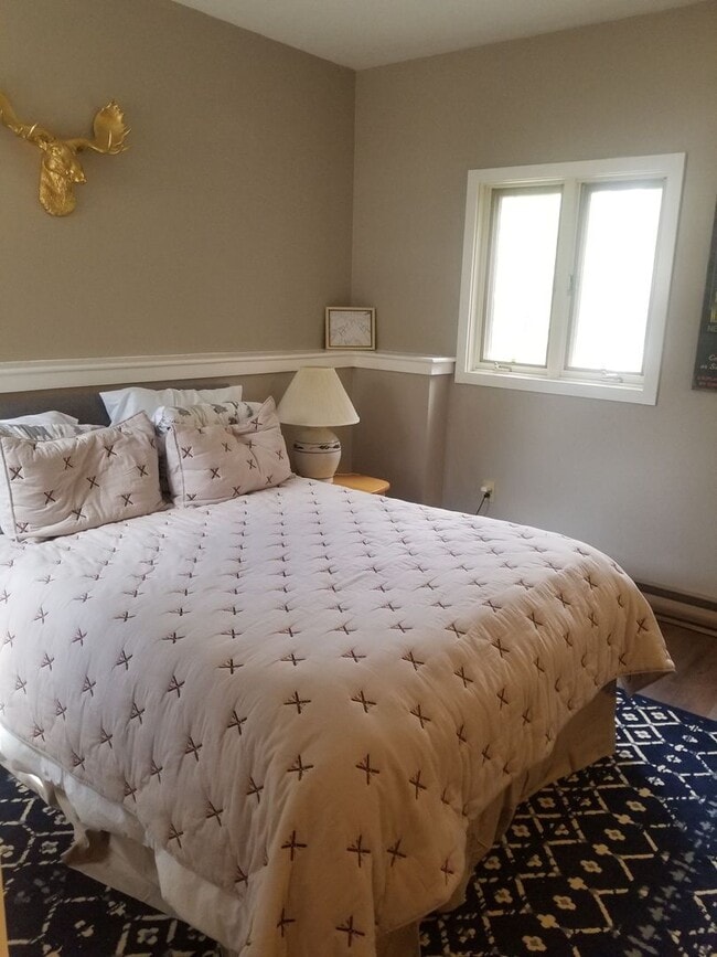 Building Photo - $1,800 - 2 Bed, 2 Bath Furnished SUMMER 6 month seasonal available 4/15