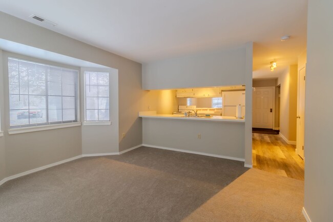 Building Photo - Charming, Updated Condo in Prime Downtown ...