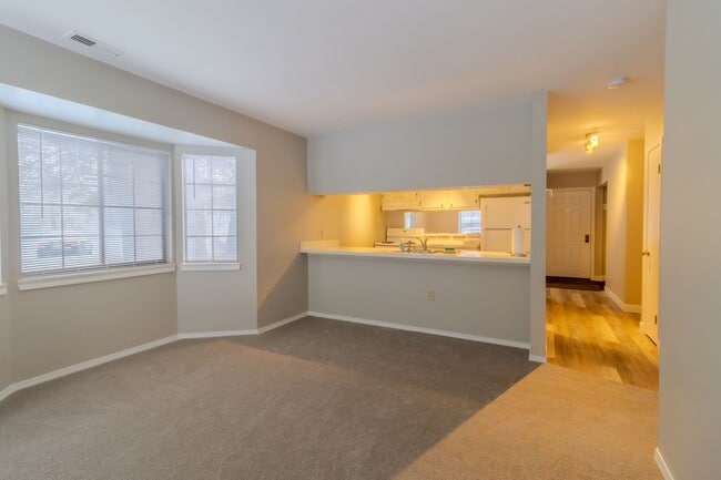 Building Photo - Charming, Updated Condo in Prime Downtown Traverse City Location!