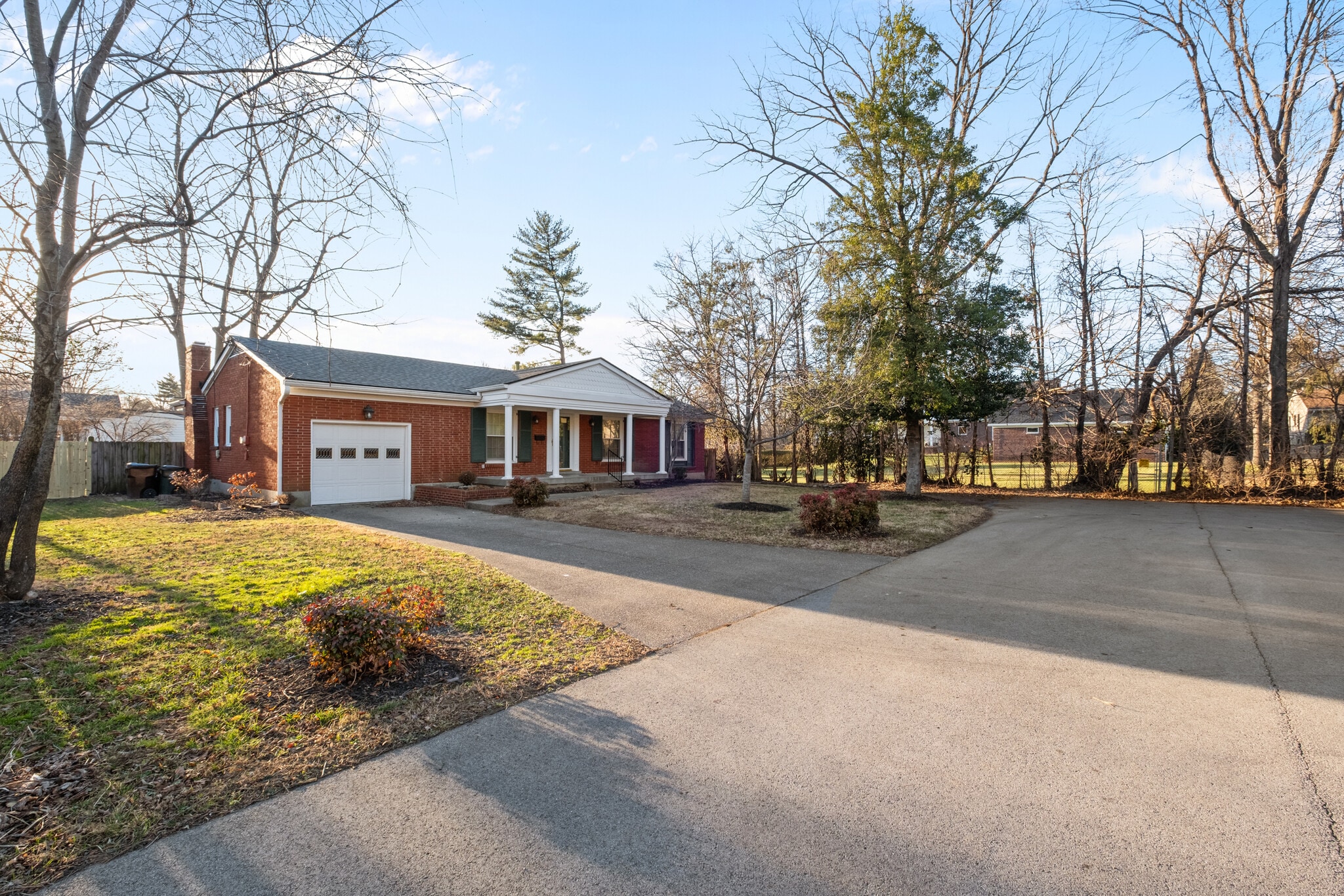 Building Photo - 318 Castleview Dr