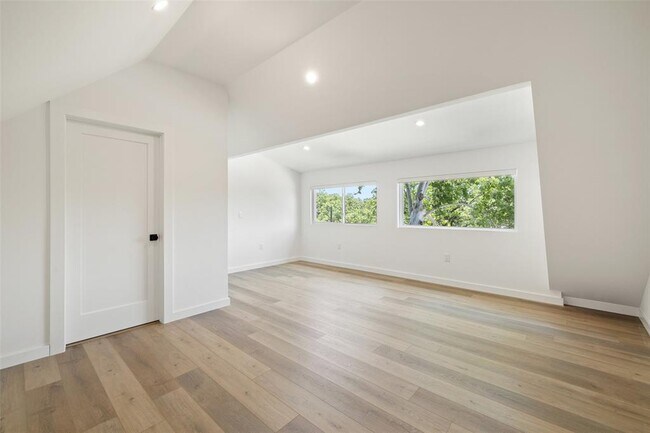 Building Photo - 1800 Singleton Ave